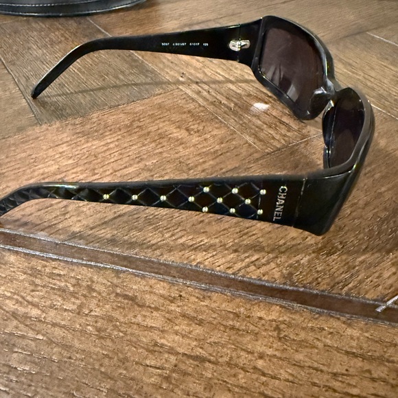 Authentic CHANEL 5097 sunglasses - Picture 4 of 9